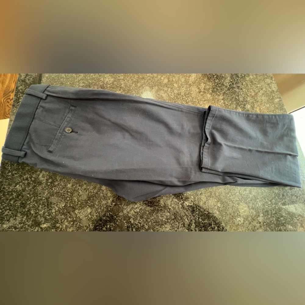 Haggar action khaki with stretch fabric. W34 L32. Good condition. Blue.